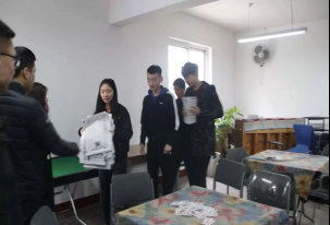 清扫离退休处活动进行中.jpg 清扫离退休处活动进行中.jpg